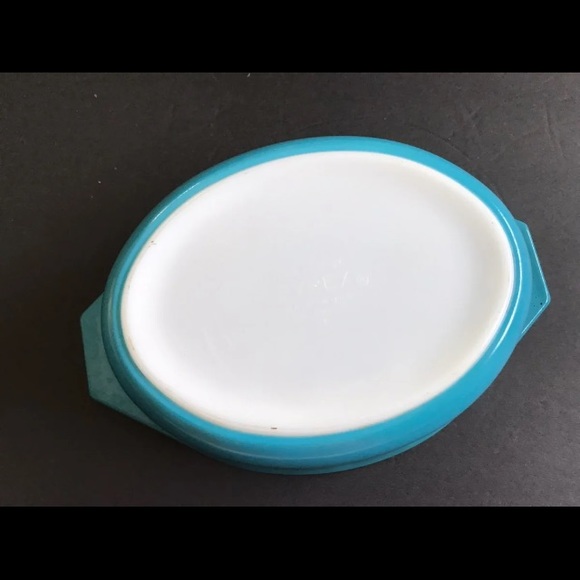 VINTAGE PYREX CASSEROLE DISH - TURQUOISE - Picture 5 of 5